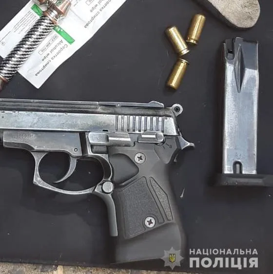 Повний «фарш»: на Волині затримали «BМW» зі зброєю, набоями і бурштином (фото)
