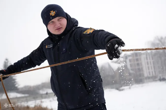 У Луцьку до рибалок на Теремнівських ставках завітали водолази (фото)