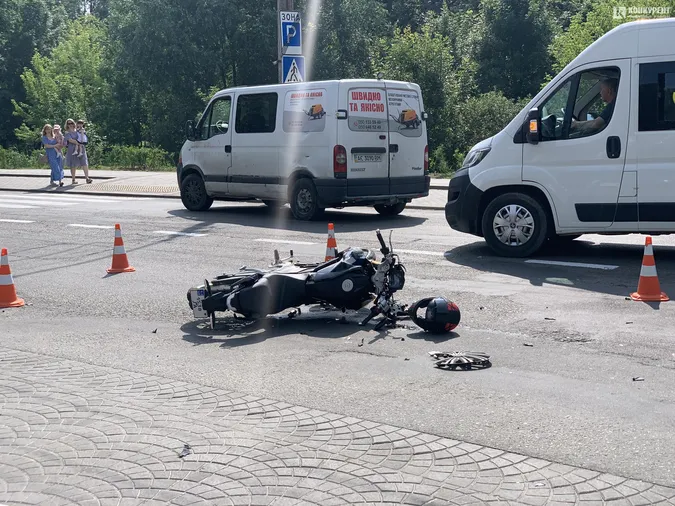 На Глушець у Луцьку збили мотоцикліста, рух вулицею паралізований (фото)