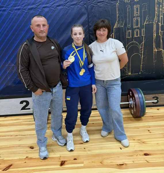 Чемпіонка України та віцечемпіонка Європи: 18-річна волинська важкоатлетка оформила паспорт (фото)