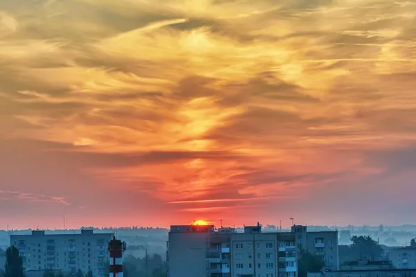 Луцький фотограф показав дивовижні світлини ранкового міста (фото)