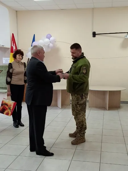 Захисник з Волині, який лікується після поранення, отримав почесну відзнаку (фото)