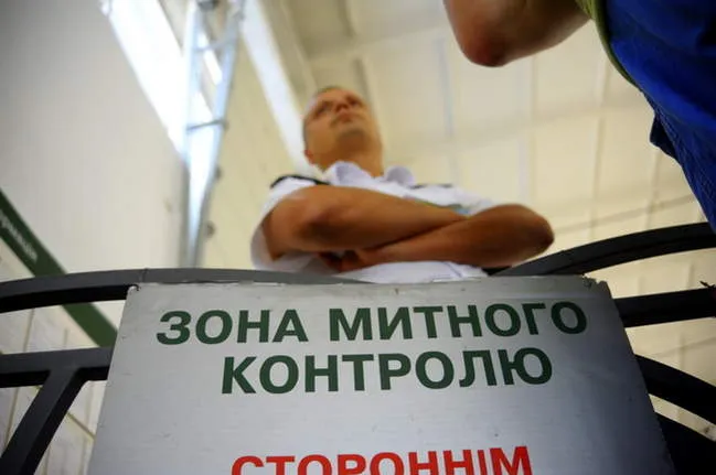 На Волині викрили канал незаконного перевезення одягу 