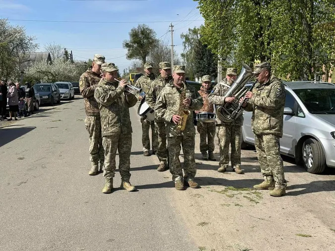 Загинув поблизу Соледару минулого року: на Волині поховали Володимира Харковця (фото)