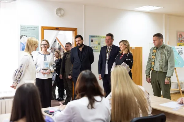 Університет, де навчають допомагати: Олена Зеленська відвідала ВНУ імені Лесі Українки (фото)