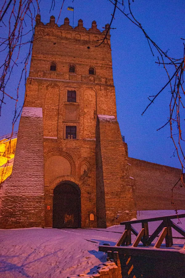 Засніжений Луцький замок: показали неймовірні світлини фортеці (фото)