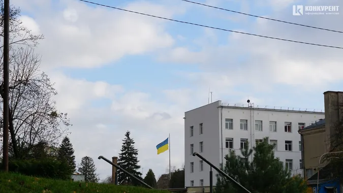 Пожовтіле листя та обважніле небо: який має вигляд осінь в одному з луцьких парків (фото)
