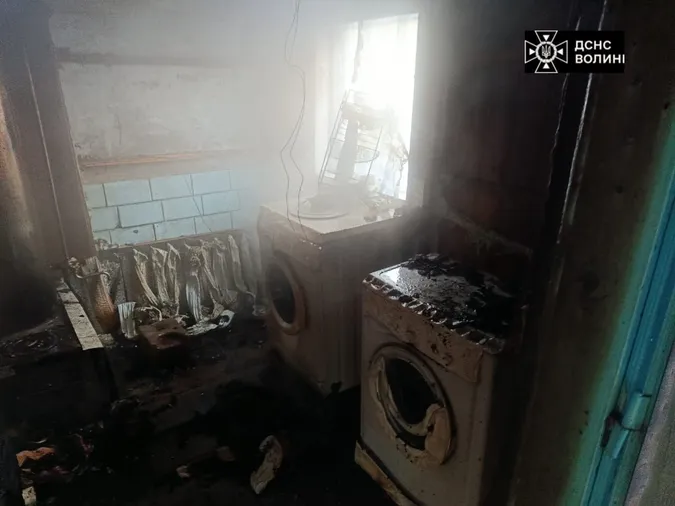 Згоріло все: на Волині через димохід спалахнув будинок (фото)