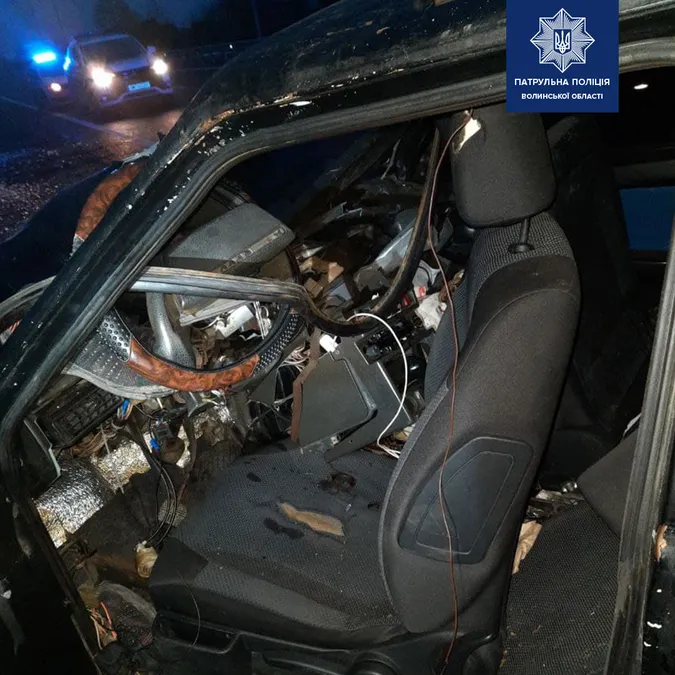 Заснув за кермом: у Піддубцях авто влетіло в дерево (фото)
