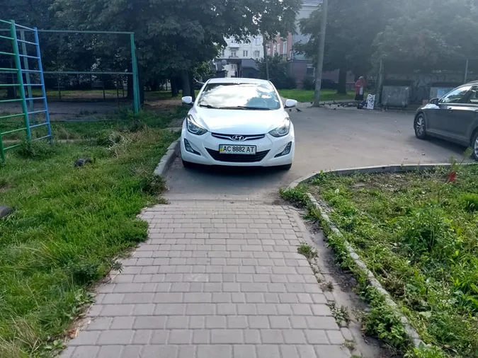У Луцьку припарковане авто перегородило пішохідну доріжку (фото)