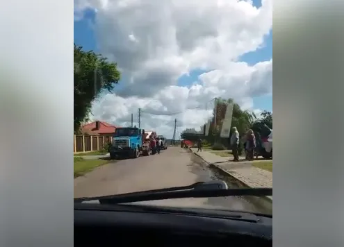 Готуються до приїзду Зеленського: у селі біля Луцька активно латають ями (відео)