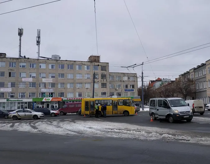 У Луцьку біля медколеджу не розминулися «опель» і маршрутка (фото)