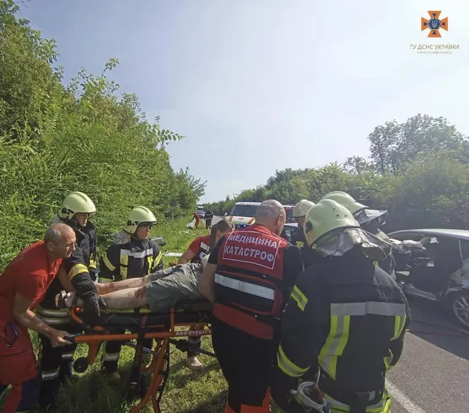 Одна – в кареті швидкої, інша – в лікарні: внаслідок ДТП біля Чарукова померли ще дві людини (фото, відео)