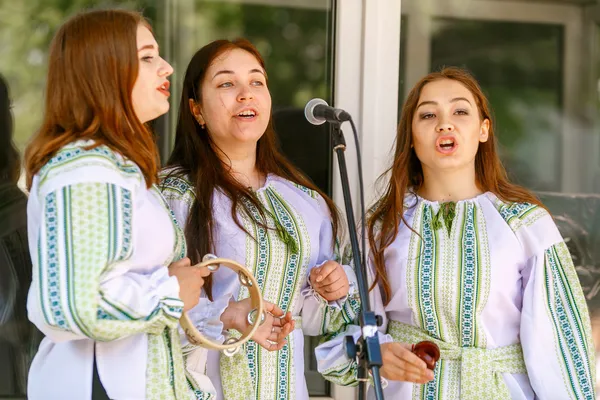У Луцькому педколеджі відсвяткували День вишиванки (фото)
