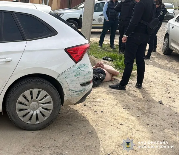 Викрав жінку з 3-річною дитиною: на Закарпатті затримали озброєного нападника (фото)
