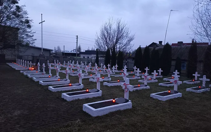 На знак подяки: на Волині і на Рівненщині українці прибирають польські кладовища (фото)