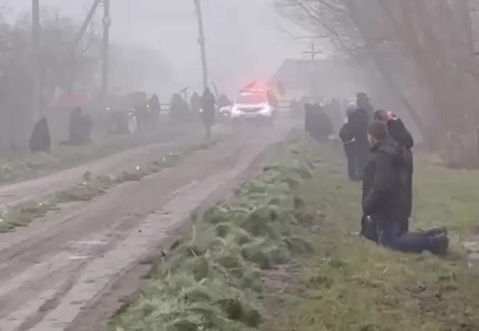 Мережу розчулило відео, на якому мама полеглого Героя востаннє зустрічає сина