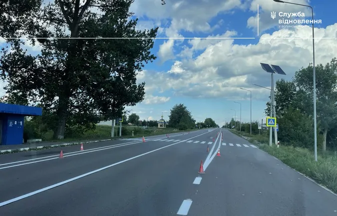Спецфарба та скляні кульки: на Волині поновлюють розмітку на дорогах (фото)