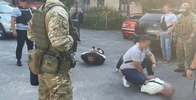 У Дніпрі волонтер торгував гуманітарними бронежилетами (фото)