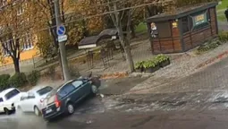 Подвійна ДТП на Відродження у Луцьку: показали момент удару (відео)