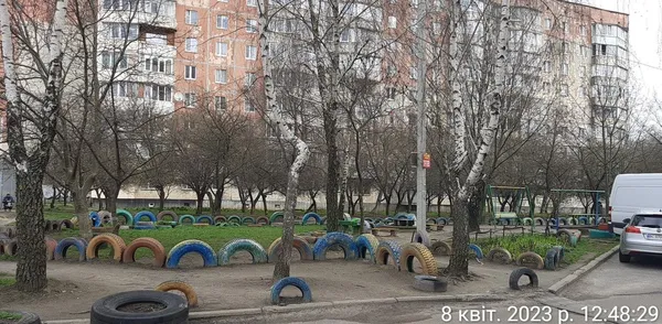 У Луцьку хочуть масово демонтувати автошини з дитмайданчиків (фото)
