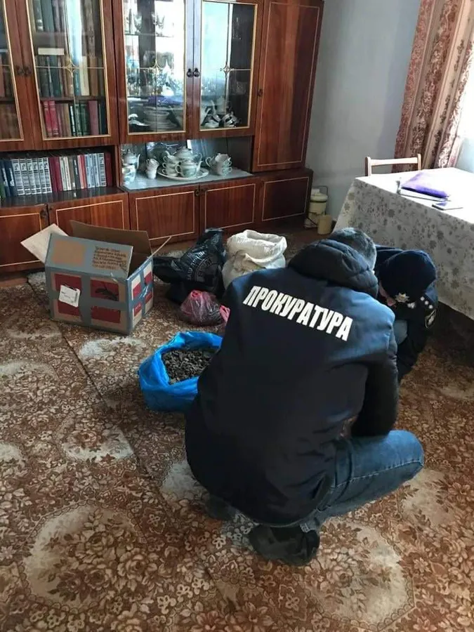 На Рівненщині затримали чоловіка на збуті бурштину