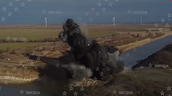 Окупанти підірвали дамбу, яка блокувала водопостачання до Криму (відео)