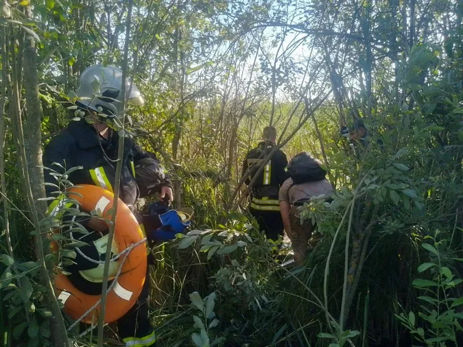 Скинув геолокацію: на Волині рятувальники шукали чоловіка, який заблукав і застряг на болоті (фото)