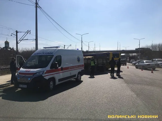 У Луцьку маршрутка протаранила вантажівку. Семеро людей – в лікарні (фото, відео)