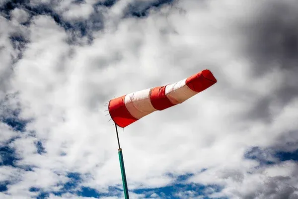 💨 Обережно, шквали: волинян попереджають про пориви вітру до 20 м/с