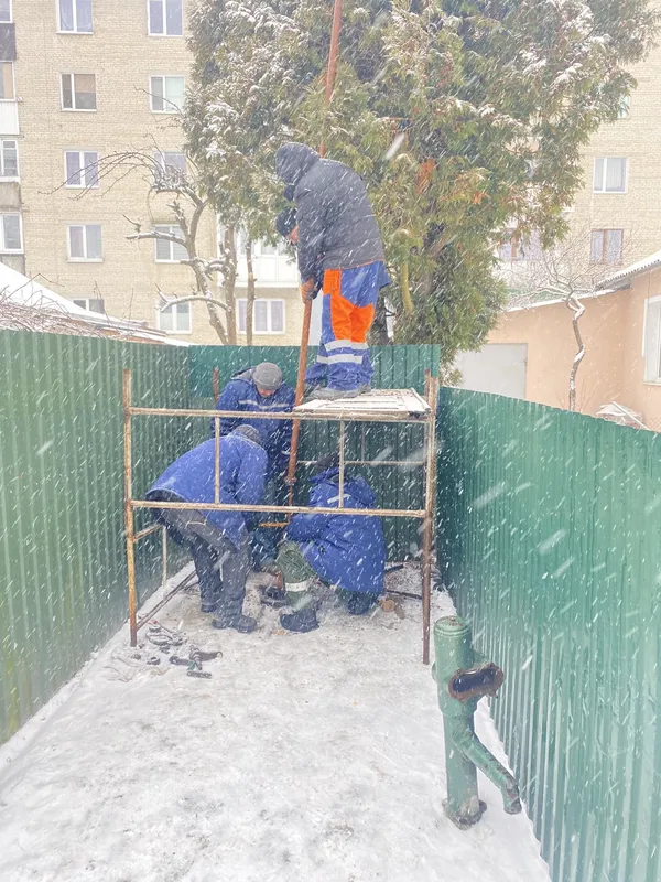 Налили солярки та накидали саморізів: у Володимирі невідомі забруднили воду в колонці (фото)