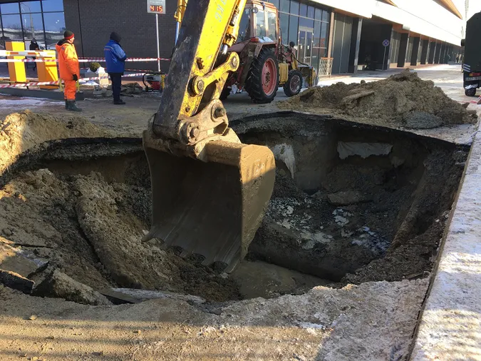 Прорив на водогоні біля «ПортCity»: показали масштаби провалля (фото, відео)