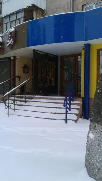 «Кому треба, той долізе»: як луцькі підприємці «чистяться» від снігу (фото)