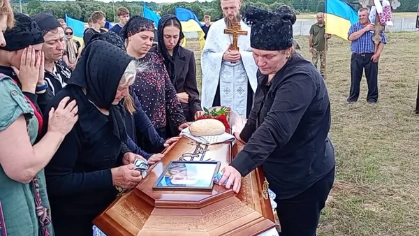 Без батька залишилися двоє дітей: на Волині провели в останню дорогу захисника Валентина Вавелюка (фото, відео)
