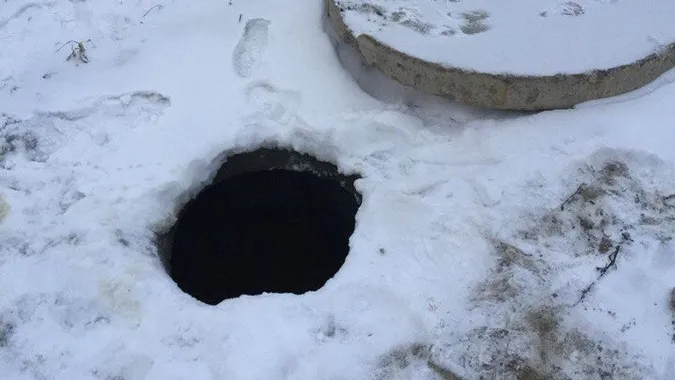 У Луцьку школяр хотів прогуляти уроки в каналізаційному люку (відео)
