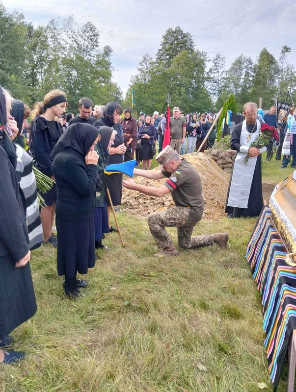 На Волині громада попрощалася з загиблим на Донеччині захисником Андрієм Денисюком