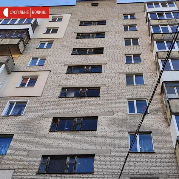 У Луцьку з вікна багатоповерхівки випав чоловік (фото)