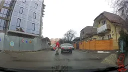 У центрі Луцька мати з дитиною ледь не вскочили під колеса авто (відео)