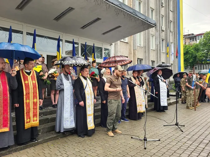 Місто плакало дощем: у Ковелі попрощалися з Героєм Віталієм Кушнірчуком