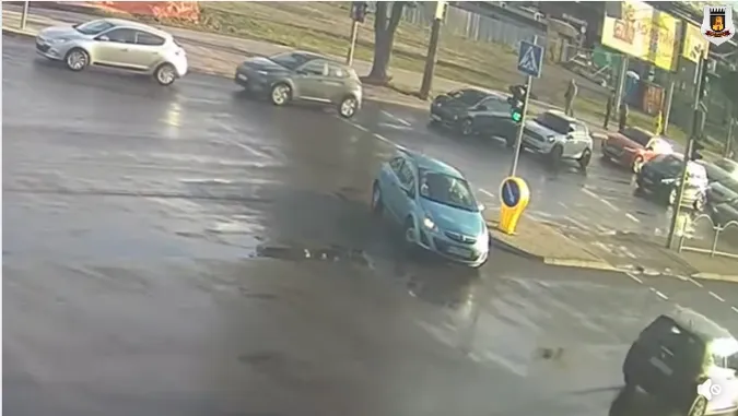 Не врахував обстановку: у Луцьку Mini Cooper протаранив Renault Zoe (відео)