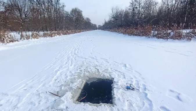 У Центральному парку Луцька зробили десятки дірок у кризі: навіщо (фото)