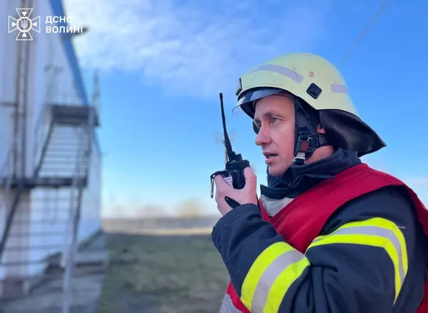 Хмара диму на складі та «потерпілий»: що сталося на волинському підприємстві (фото)