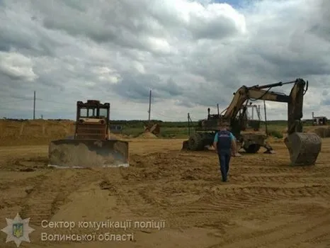 Волинські посадовці організували схему незаконного видобутку піску