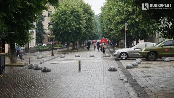 Мокрі етюди: як у серці Луцька люди тікали від літнього дощу (фото)