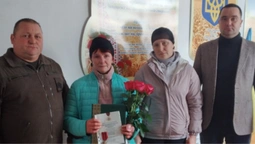 Мамі загиблого воїна з Маневиччини вручили відзнаку «Золотий хрест»