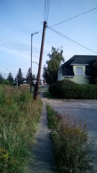 У Луцьку на Рівненській похилились електроопори (фото)