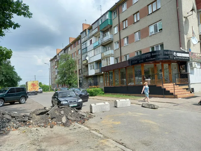 Знімають бруківку із тротуарів: що коїться на проспекті Волі у Луцьку (фото)