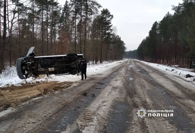 На Волині рейсовий автобус злетів у кювет і перекинувся (фото)