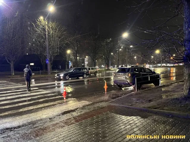 У Луцьку на Відродження легковик збив жінку з дитиною (фото)