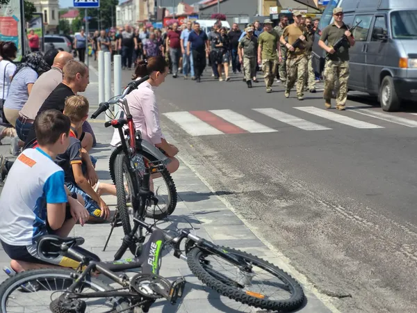 Сотні ковельчан стали на коліна перед загиблим Героєм (фото)